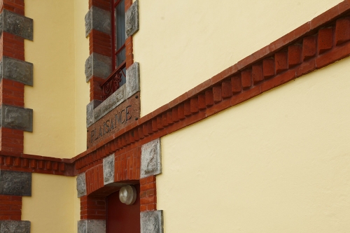 Ravalement de façade de copropriété en bord de mer à Hendaye