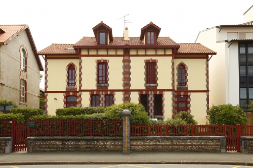 Ravalement de façade de copropriété en bord de mer à Hendaye
