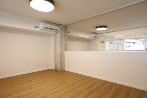 Pintura interior de la nuevas oficinas de auditores y asesores Gayca en Irun 