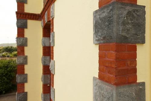 Ravalement de façade de copropriété en bord de mer à Hendaye