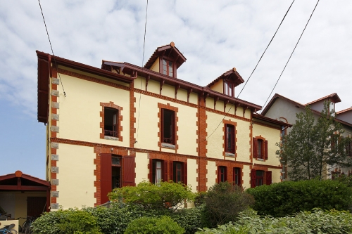 Ravalement de façade de copropriété en bord de mer à Hendaye