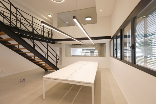 Pintura interior de la nuevas oficinas de auditores y asesores Gayca en Irun 