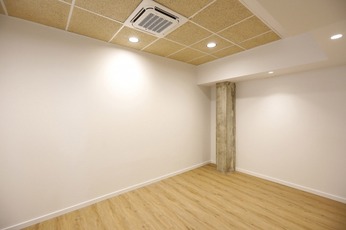 Pintura interior de la nuevas oficinas de auditores y asesores Gayca en Irun 