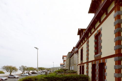 Ravalement de façade de copropriété en bord de mer à Hendaye