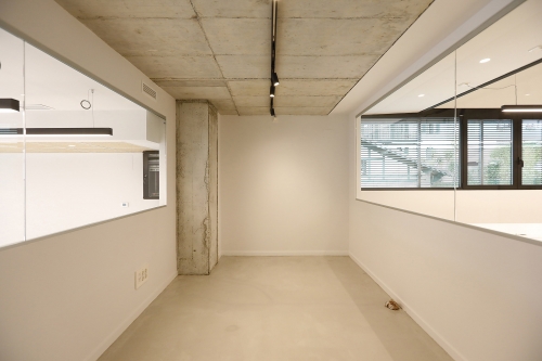 Pintura interior de la nuevas oficinas de auditores y asesores Gayca en Irun 