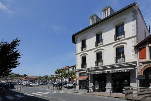 Ravalement de façade au centre de Saint Jean de Luz
