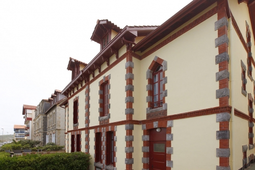 Ravalement de façade de copropriété en bord de mer à Hendaye