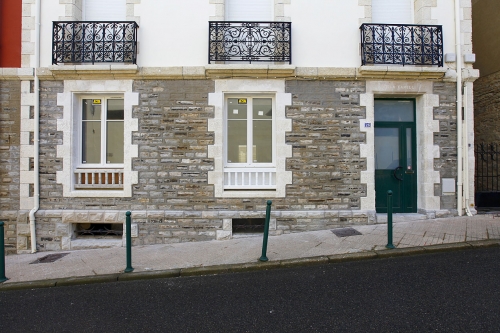 Lissage du crépis, sablage et mise en peinture de copropriété à Biarritz