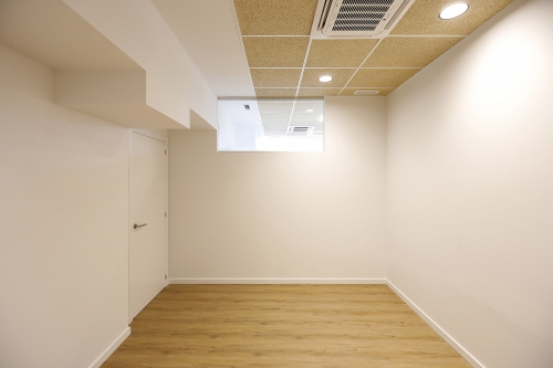 Pintura interior de la nuevas oficinas de auditores y asesores Gayca en Irun 