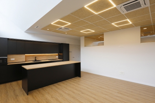 Pintura interior de la nuevas oficinas de auditores y asesores Gayca en Irun 