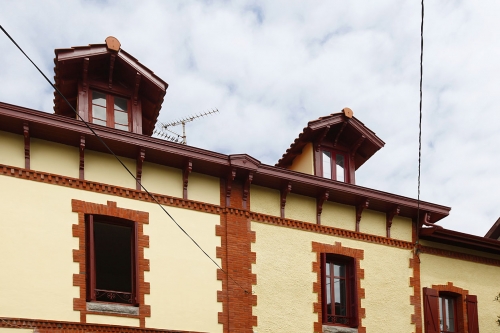 Ravalement de façade de copropriété en bord de mer à Hendaye