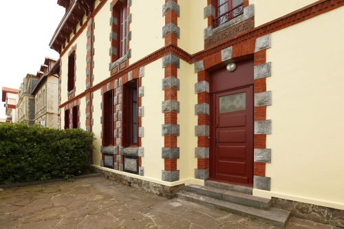 Ravalement de façade de copropriété en bord de mer à Hendaye