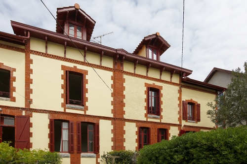 Ravalement de façade de copropriété en bord de mer à Hendaye