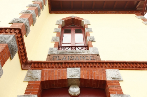 Ravalement de façade de copropriété en bord de mer à Hendaye
